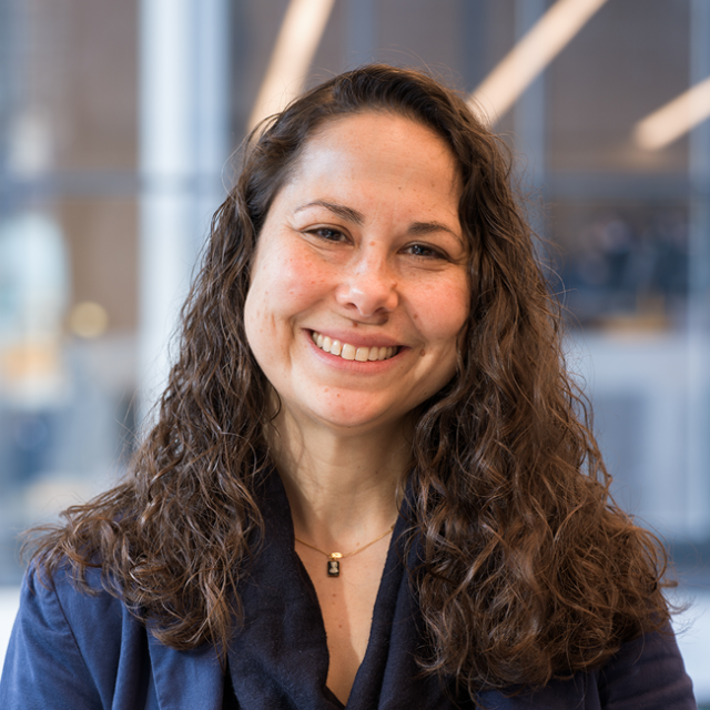 650x650 0004 Lucia Smith